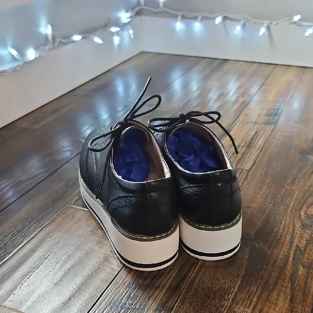 Dadawen‎ Women's Black Platform Oxfords....